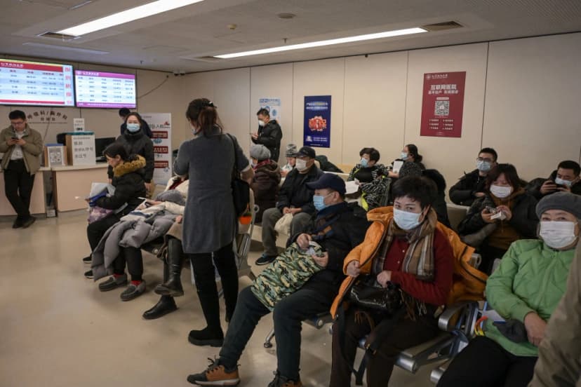 Personas con mascarillas esperan en la zona de consultas externas del departamento de neumología de un hospital de Beijing el 8 de enero de 2025. (Jade Gao/AFP a través de Getty Images)
