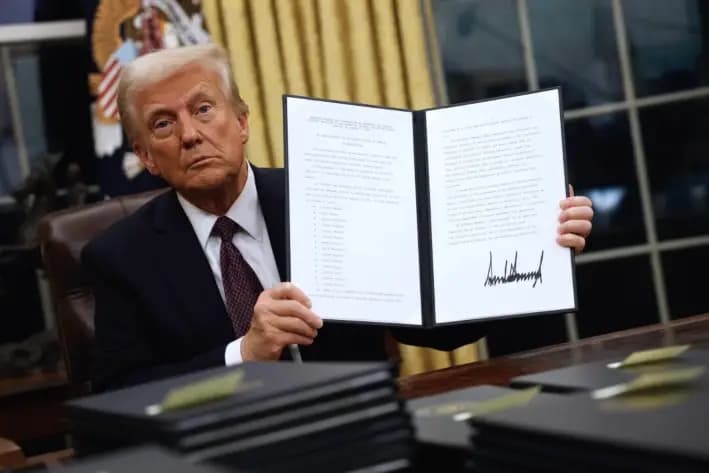 El presidente Donald Trump firma órdenes ejecutivas en la Oficina Oval de la Casa Blanca, el 20 de enero de 2025. (Anna Moneymaker/Getty Images)