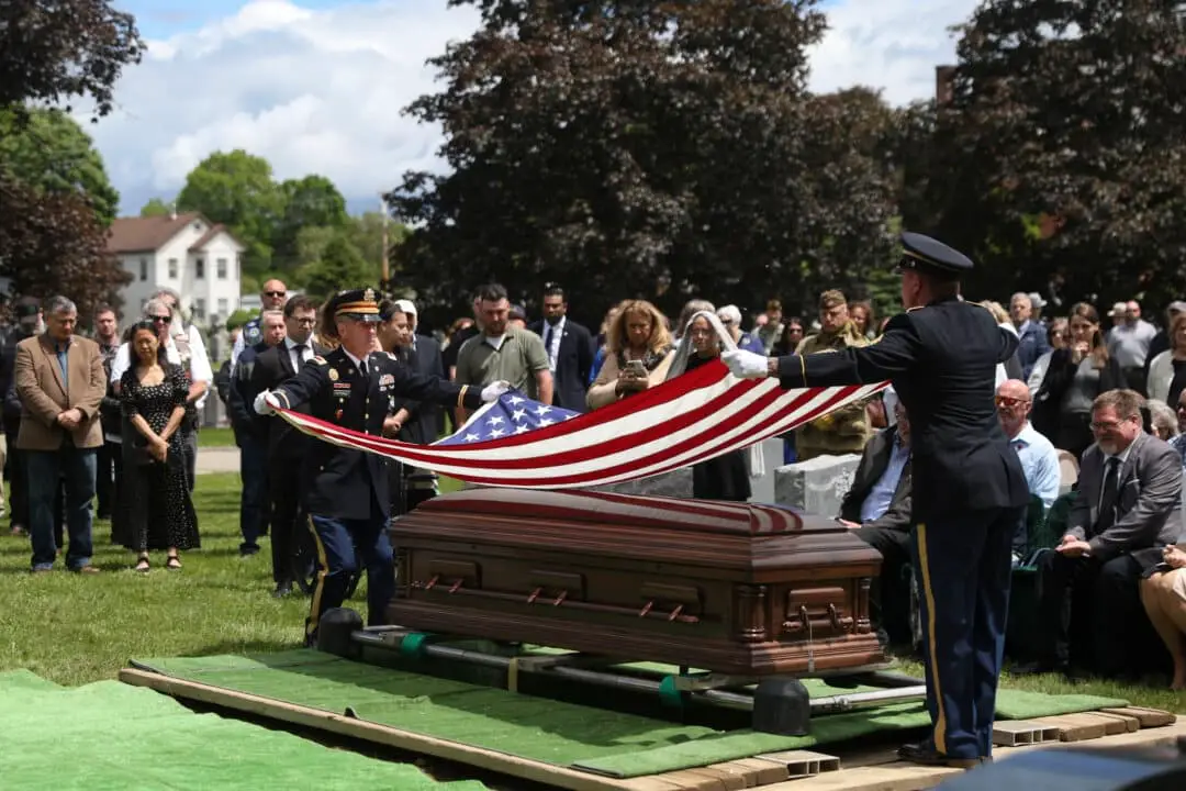 Una bandera estadounidense se pliega durante el entierro del sargento Eugene Darrigan, de las Fuerzas Aéreas del Ejército de los Estados Unidos durante la Segunda Guerra Mundial, en el cementerio detrás de la iglesia St. Mary's en Wappingers Falls, Nueva York, el 24 de mayo de 2025. (Heather Khalifa/AP Photo)