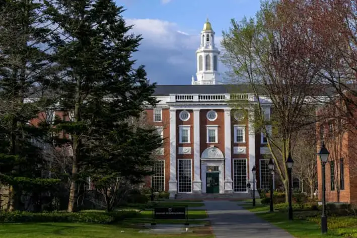 El campus de la Escuela de Negocios de la Universidad de Harvard en Cambridge, Massachusetts, el 15 de abril de 2025. (Faith Ninivaggi/Foto de archivo/Reuters)