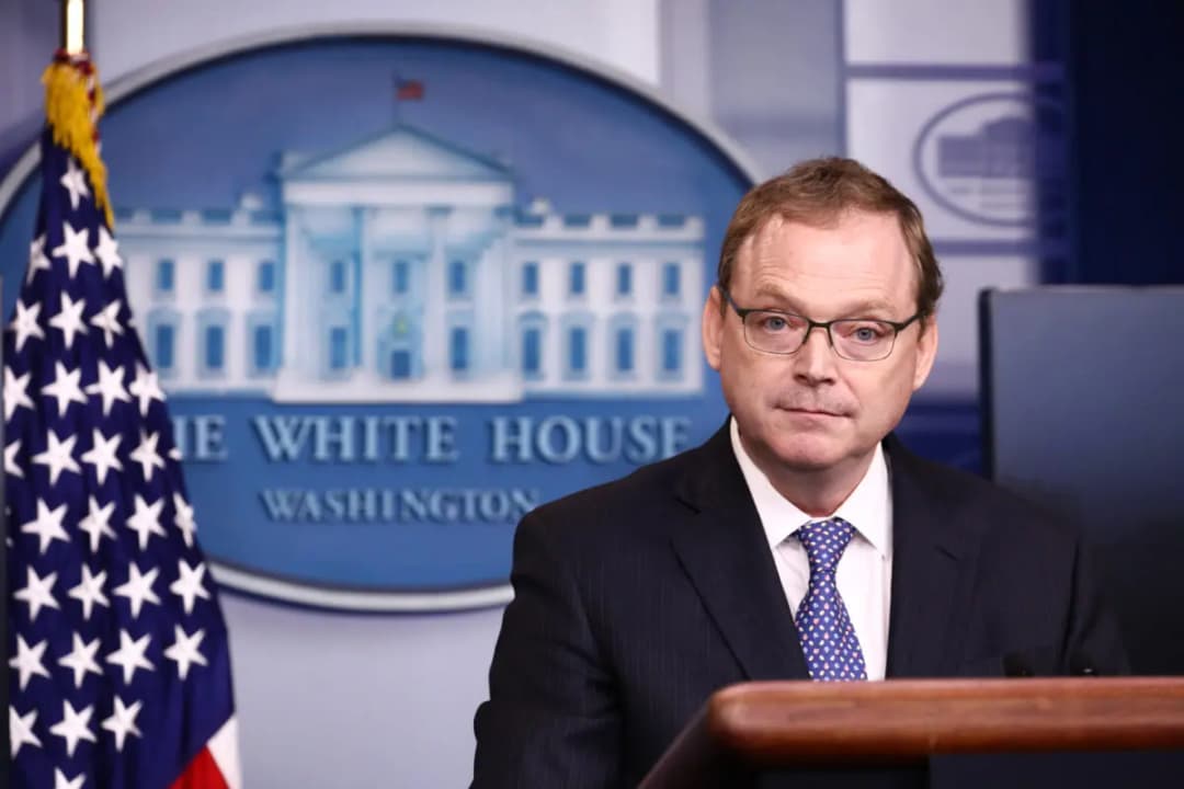 Kevin Hassett, director del Consejo Económico Nacional, habla durante una rueda de prensa en la Casa Blanca en Washington. (Samira Bouaou/The Epoch Times)