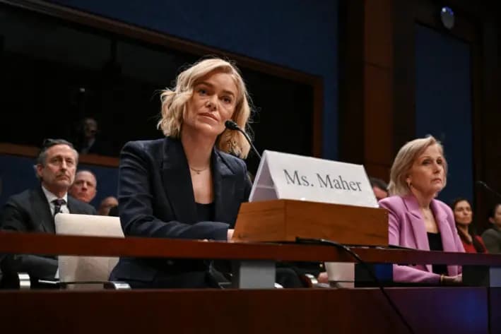 (De izq. a der.) La presidenta y directora ejecutiva de la Radio Pública Nacional (NPR), Katherine Maher, y la presidenta y directora ejecutiva del Servicio de Radiodifusión Pública (PBS), Paula Kerger, testifican durante una audiencia del Comité de Supervisión y Reforma Gubernamental de la Cámara de Representantes, en el Capitolio de EE. UU., el 26 de marzo de 2025. (Drew Angerer/AFP vía Getty Images)
