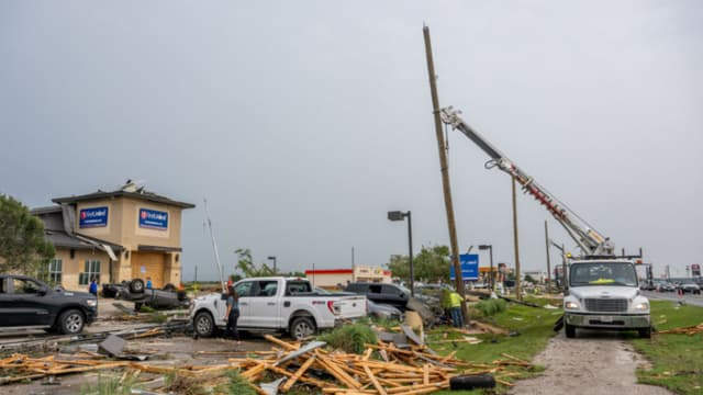 Tormentas dejan a más de 220,000 hogares sin luz en Texas
