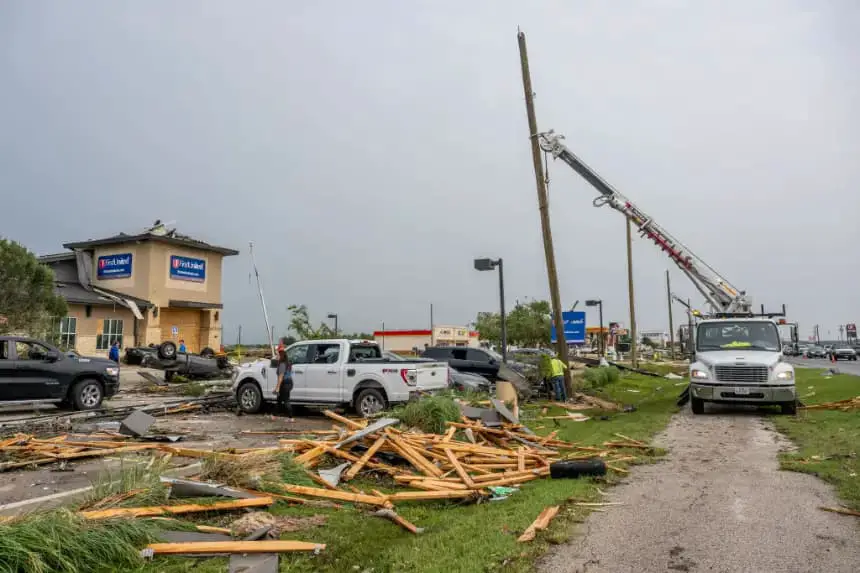 Escombros esparcidos al costado de una carretera después de un tornado el 23 de mayo de 2024 en Temple, Texas. (Brandon Bell/Getty Images)
