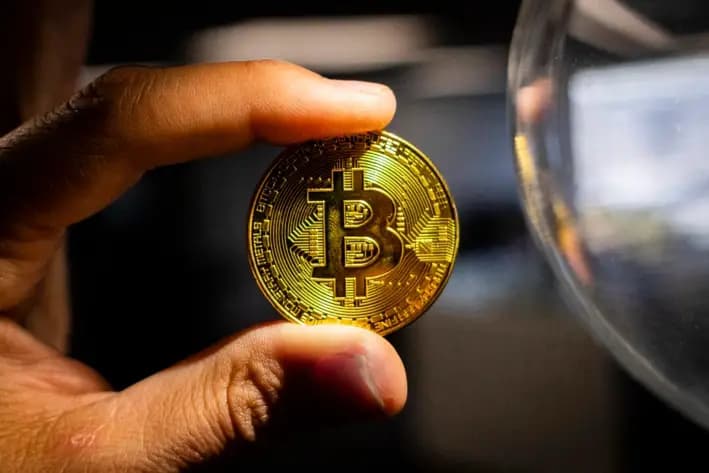 Un mock-up de Bitcoin, el 12 de enero de 2022. (John Fredricks/The Epoch Times)