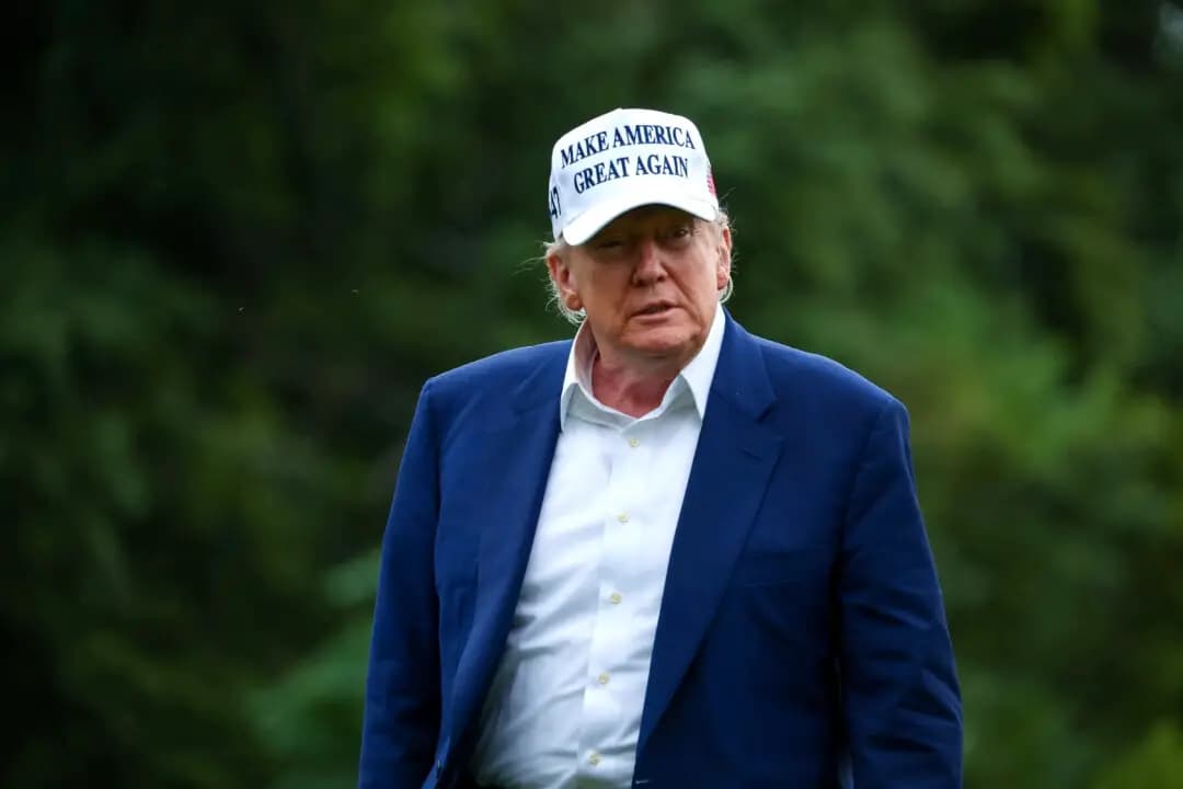El presidente Donald camina por el jardín sur de la Casa Blanca el 25 de mayo de 2025. (Tasos Katopodis/Getty Images)
