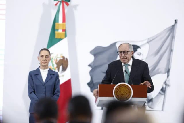 El secretario de Salud, David Kersenobich, habla durante una rueda de prensa con la presidenta de México, Claudia Sheinbaum, el 27 de mayo de 2025, en Palacio Nacional de la Ciudad de México (México). EFE/ Sáshenka Gutiérrez