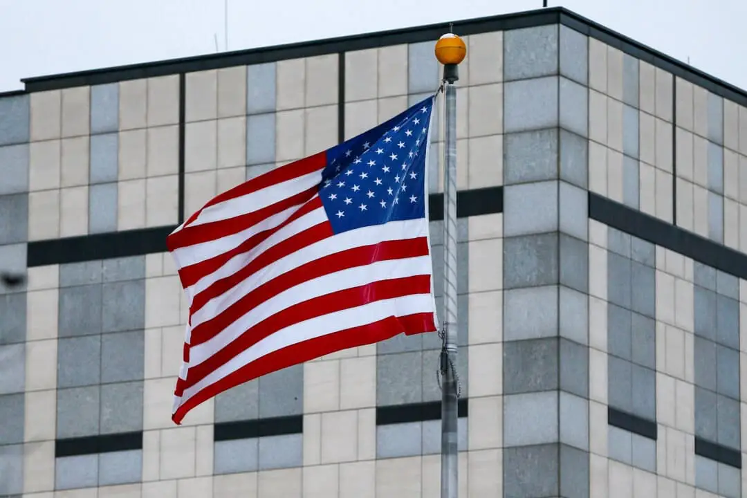 Una bandera ondea al viento en la embajada de Estados Unidos en una fotografía de archivo sin fecha. (Gleb Garanich/Reuters)