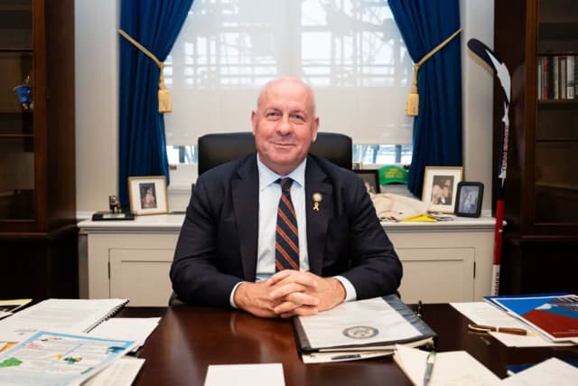 El representante Dave Taylor (R-Ohio) en su oficina del Capitolio en Washington el 6 de marzo de 2025. (Madalina Vasiliu/The Epoch Times)
