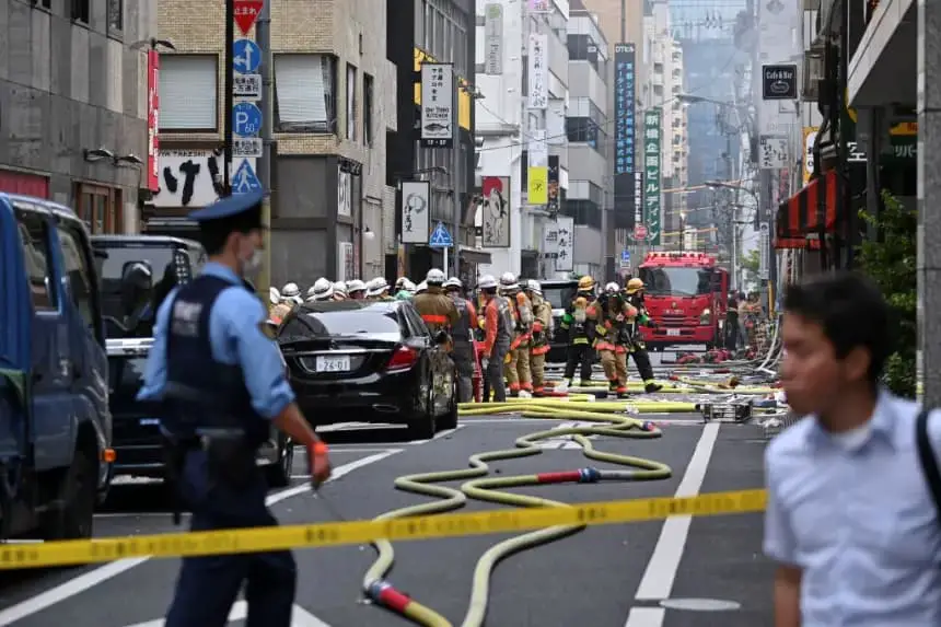Los bomberos trabajan afuera de un edificio donde se produjo una explosión y un incendio en Tokio el 3 de julio de 2023. (Kazuhiro Nogi/AFP vía Getty Images)