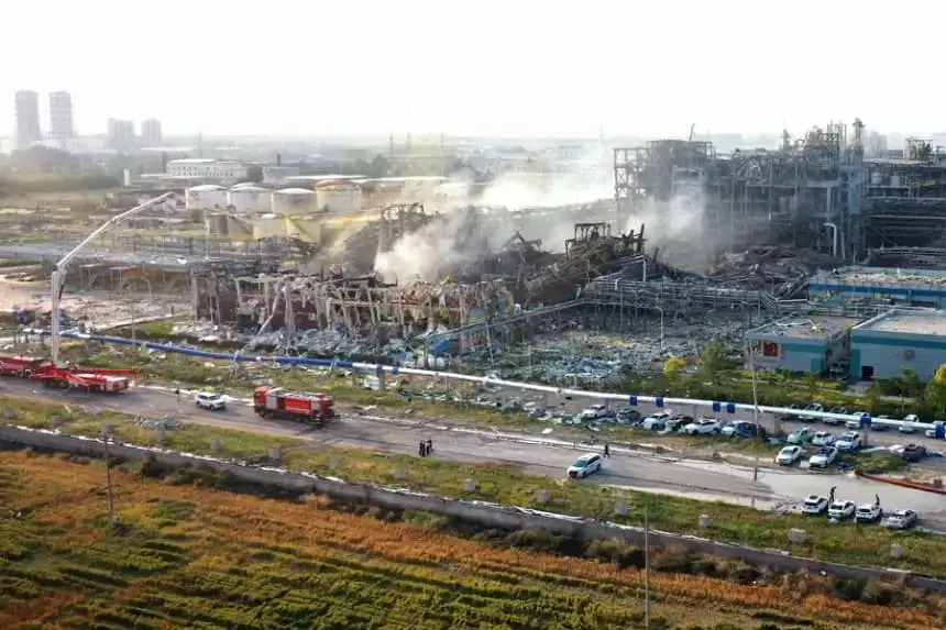 Rescatistas trabajan en el lugar de la explosión de una empresa química en la ciudad de Gaomi, provincia de Shandong, en el este de China, el 27 de mayo de 2025. EFE/EPA/Xinhua/Li Ziheng 