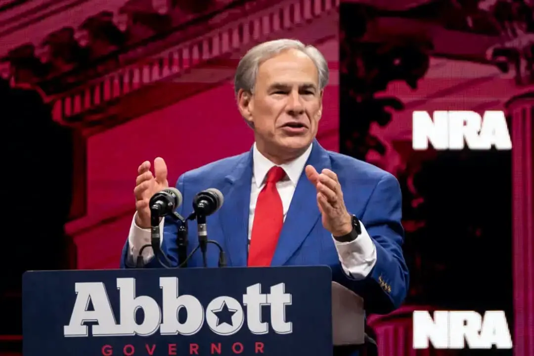 El gobernador de Texas, Greg Abbott, habla durante la reunión de la Asociación Nacional del Rifle (NRA) en el Centro de Convenciones Kay Bailey Hutchison de Dallas, Texas, el 18 de mayo de 2024. (Madalina Vasiliu/The Epoch Times)
