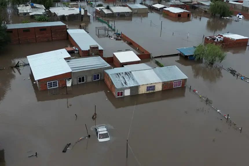 Vista aérea de casas inundadas luego de una fuerte tormenta en Campana, provincia de Buenos Aires, Argentina el 17 de mayo de 2025. (Luis Robayo/AFP vía Getty Images)