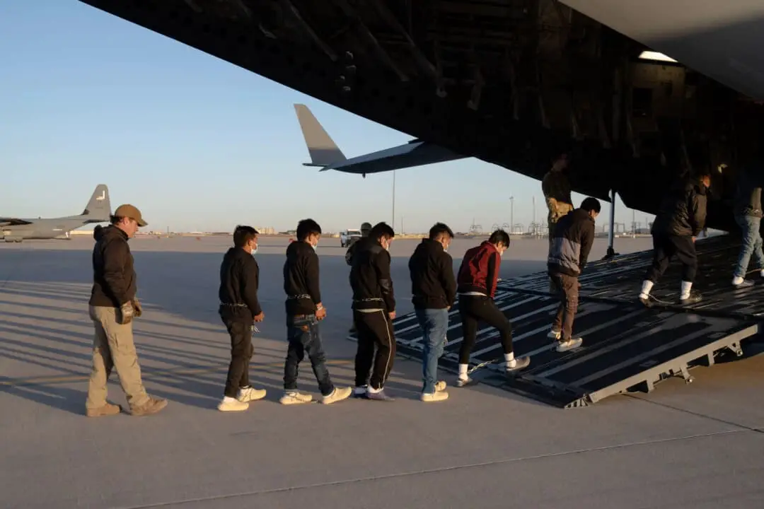 Agentes de seguridad de la Oficina de Aduanas y Protección Fronteriza de Estados Unidos guían a inmigrantes ilegales a bordo de un C-17 Globemaster III para un vuelo de expulsión en Fort Bliss, Texas, el 23 de enero de 2025. (Foto del Departamento de Defensa tomada por el sargento de primera clase del Ejército de Estados Unidos Nicholas J. De La Pena)