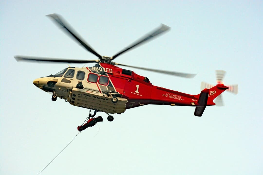 Un equipo de rescate del Departamento de Bomberos de Los Ángeles rescata a un excursionista herido en un lugar popular para la escalada en roca en Los Ángeles el 25 de mayo de 2025. (Departamento de Bomberos de Los Ángeles)