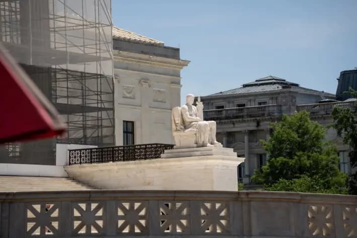 La estatua de la Autoridad de la Ley en la Corte Suprema de Estados Unidos, en Washington, el 19 de mayo de 2025. (Madalina Vasiliu/The Epoch Times)