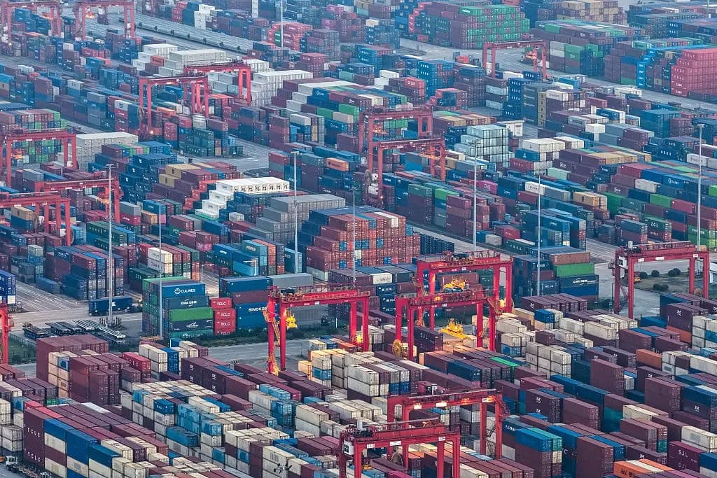 Vista aérea de contenedores apilados en un puerto de Taicang, en la provincia de Jiangsu, al este de China, el 18 de mayo de 2025. (STR/AFP a través de Getty Images)
