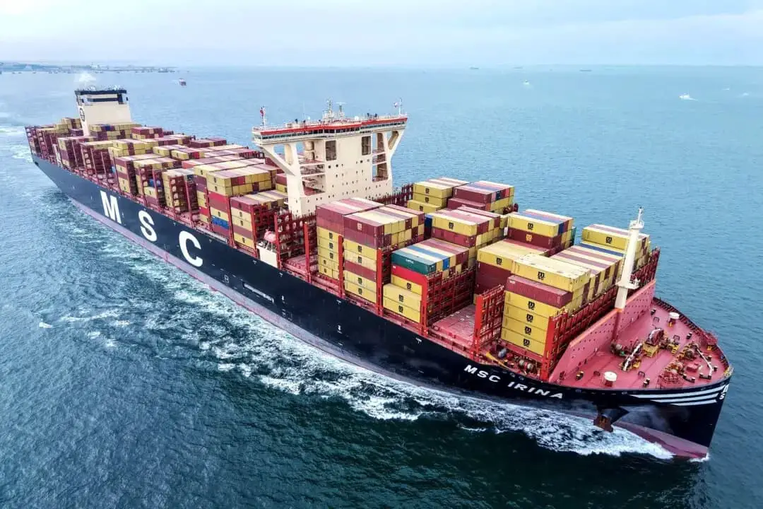 Un buque de carga cargado con contenedores sale del puerto de Qingdao, China, el 7 de mayo de 2025. (AFP vía Getty Images)
