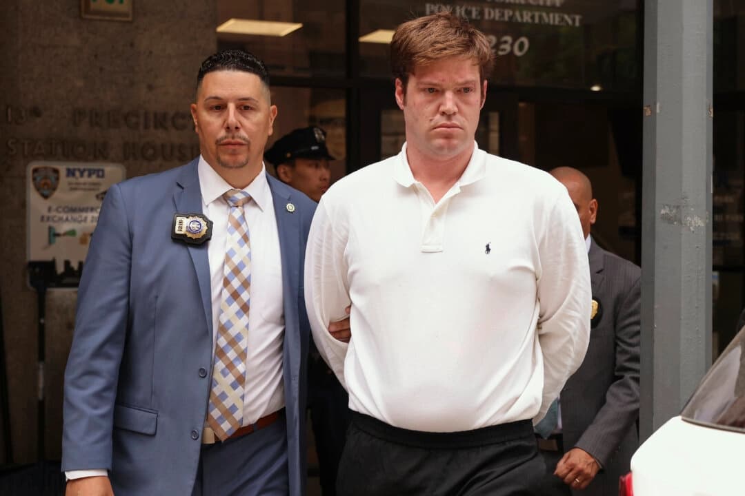 William Duplessie (derecha) es escoltado fuera de la comisaría 13 de la policía de Nueva York tras entregarse por cargos de secuestro y detención ilegal en Nueva York el 27 de mayo de 2025. (Yuki Iwamura/AP Photo)
