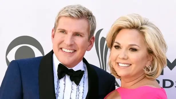 Todd Chrisley (izquierda) y su esposa Julie Chrisley posan para los fotógrafos en la 52.ª edición de los Premios de la Academia de Música Country, celebrada en Las Vegas el 2 de abril de 2017. (Jordan Strauss/Invision/AP)
