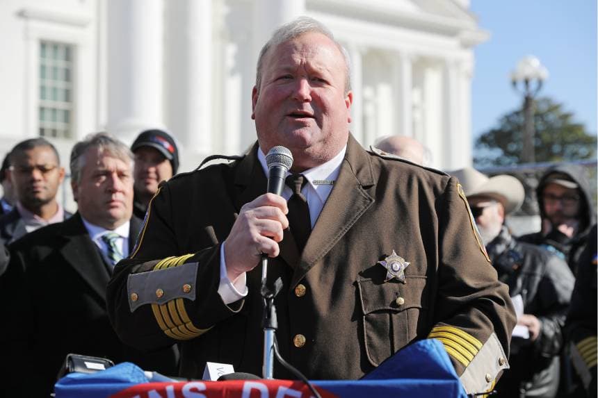 El sheriff del condado de Culpeper, Scott Jenkins, habla durante una manifestación en defensa del derecho a portar armas organizada por la Liga de Defensa de los Ciudadanos de Virginia en Capitol Square, cerca del edificio del capitolio estatal en Richmond, Virginia, el 20 de enero de 2020. (Chip Somodevilla/Getty Images).