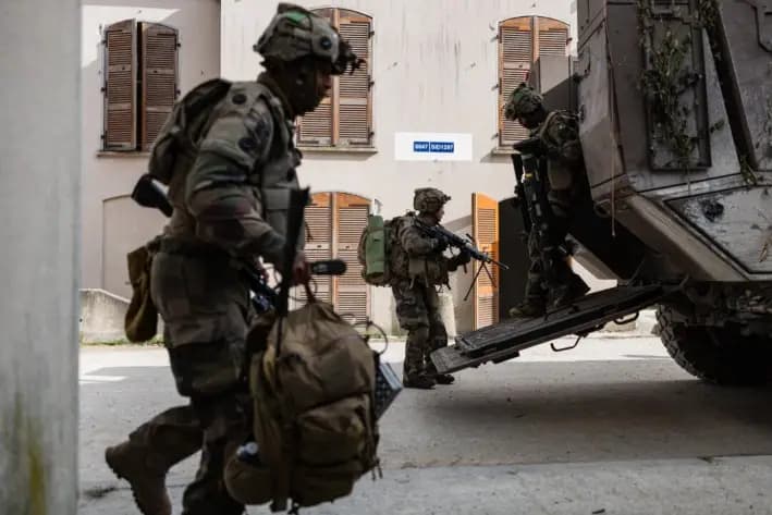 Soldados franceses participan en ejercicios militares conjuntos con el ejército británico cerca de Reims, Francia, el 22 de abril de 2025. (Sameer Al-Doumy/AFP/Getty Images)