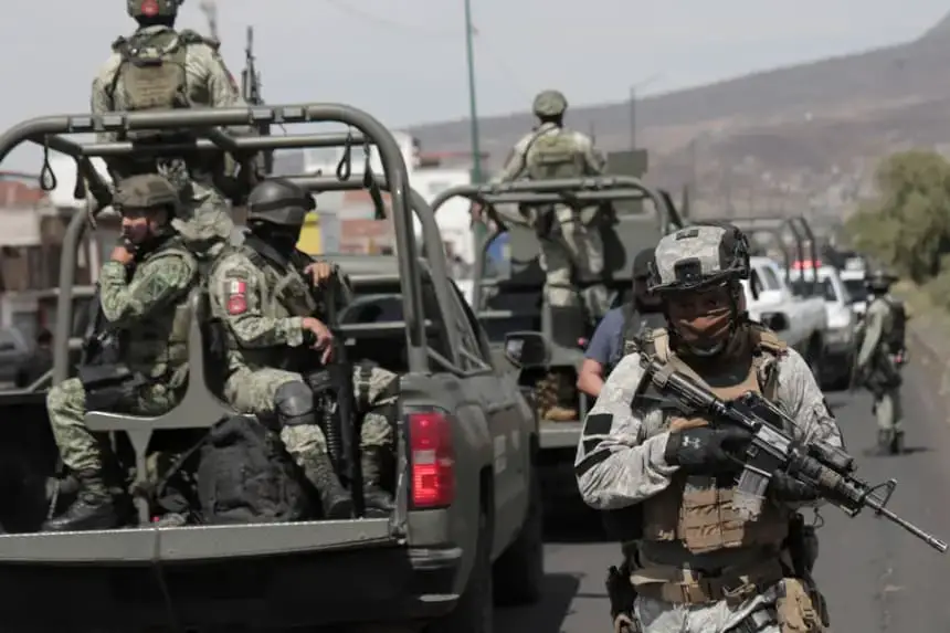 Fotografía de archivo donde se observa integrantes del Ejército Mexicano y de la Guardia Nacional mientras patrullan las principales avenidas en la ciudad de Morelia en Michoacán (México). EFE/ Iván Villanueva
