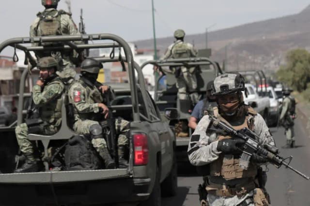 Fotografía de archivo donde se observa integrantes del Ejército Mexicano y de la Guardia Nacional mientras patrullan las principales avenidas en la ciudad de Morelia en Michoacán (México). EFE/ Iván Villanueva
