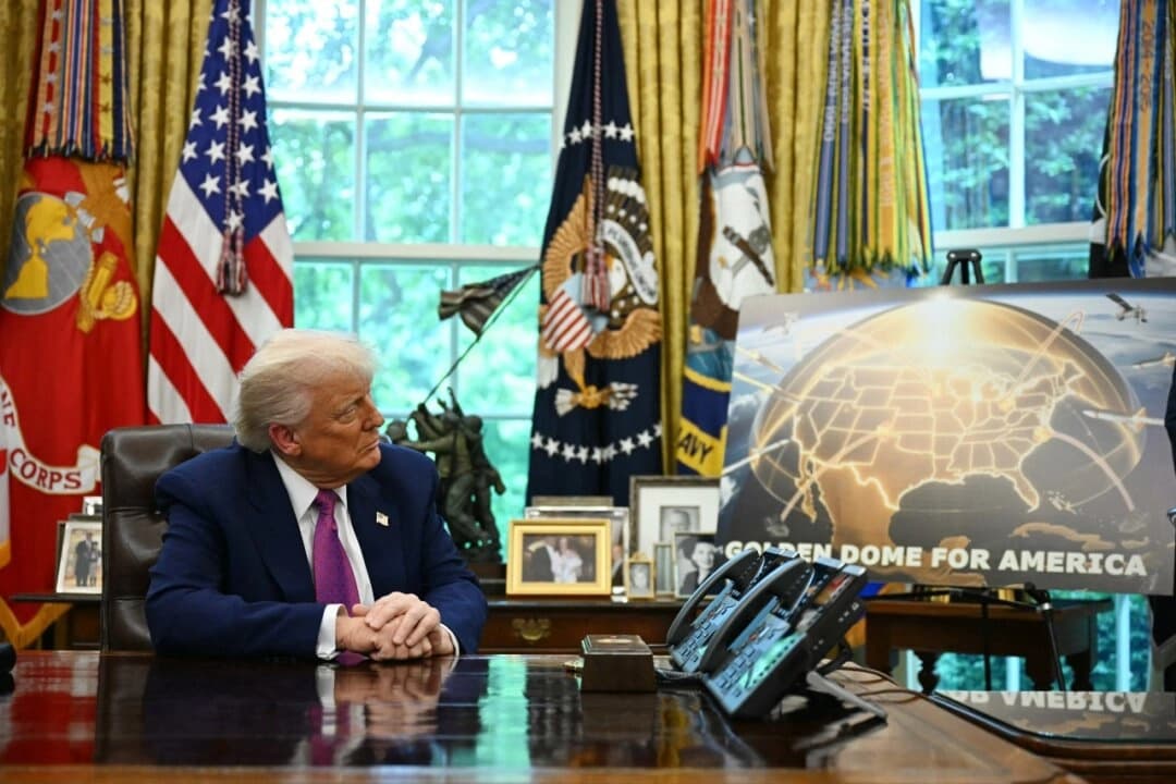El presidente de los Estados Unidos, Donald Trump, escucha durante un anuncio sobre el escudo antimisiles Golden Dome, en el Despacho Oval de la Casa Blanca, el 20 de mayo de 2025. (Jim Watson/AFP a través de Getty Images)