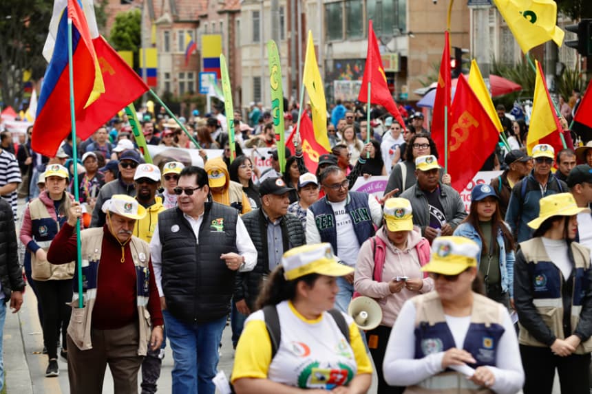 Integrantes de sindicatos, centrales obreras y simpatizantes del gobierno del presidente de Colombia, Gustavo Petro, marchan durante el primer día de paro nacional el 28 de mayo de 2025, en Bogotá (Colombia). EFE/ Carlos Ortega