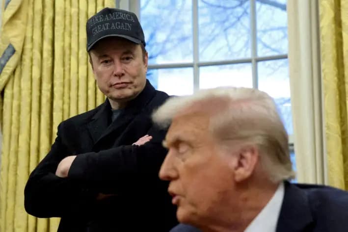 Elon Musk escucha al presidente Donald Trump en la Oficina Oval de la Casa Blanca, el 11 de febrero de 2025. (Kevin Lamarque/Reuters)