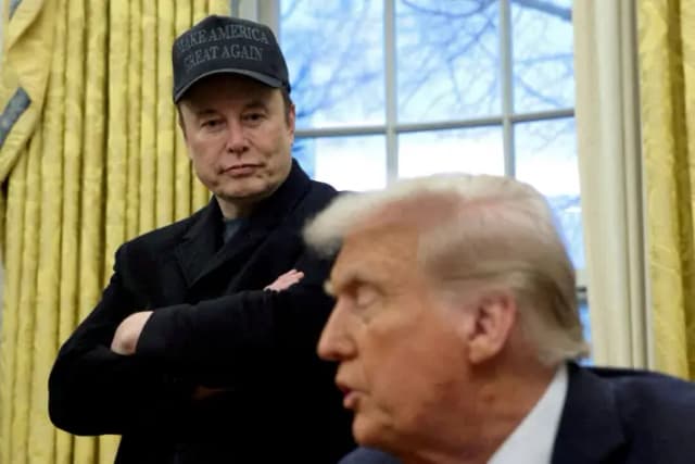 Elon Musk escucha al presidente Donald Trump en la Oficina Oval de la Casa Blanca, el 11 de febrero de 2025. (Kevin Lamarque/Reuters)