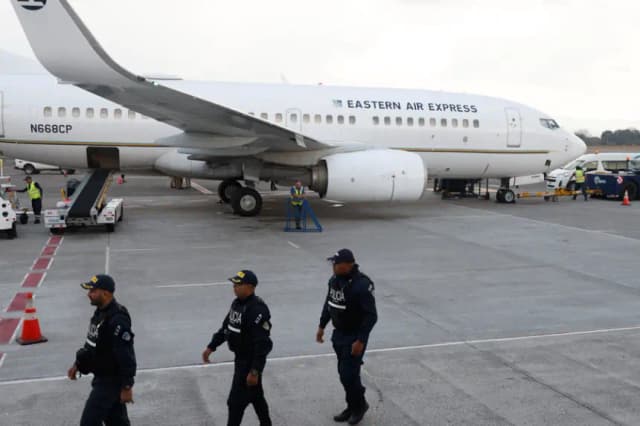 Imagen de archivo de integrantes de la Fuerza Pública de Costa Rica que custodian un avión con migrantes. EFE/ Jeffrey Arguedas