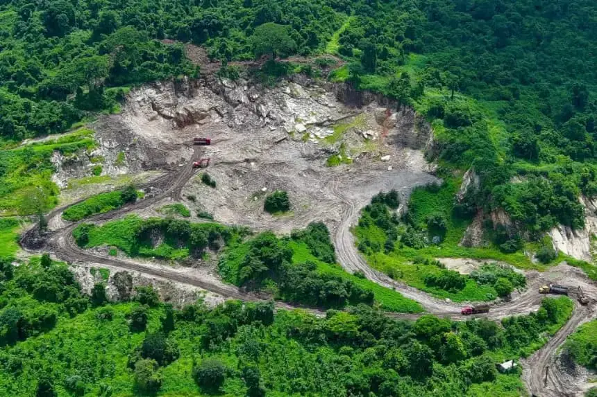 Vista aérea de una cantera en el Bosque Protector Cerro Blanco, una reserva de bosque seco tropical en la provincia del Guayas, al sur de Ecuador, en las afueras de Guayaquil, tomada el 18 de abril de 2023. (Marcos Pin/AFP vía Getty Images)