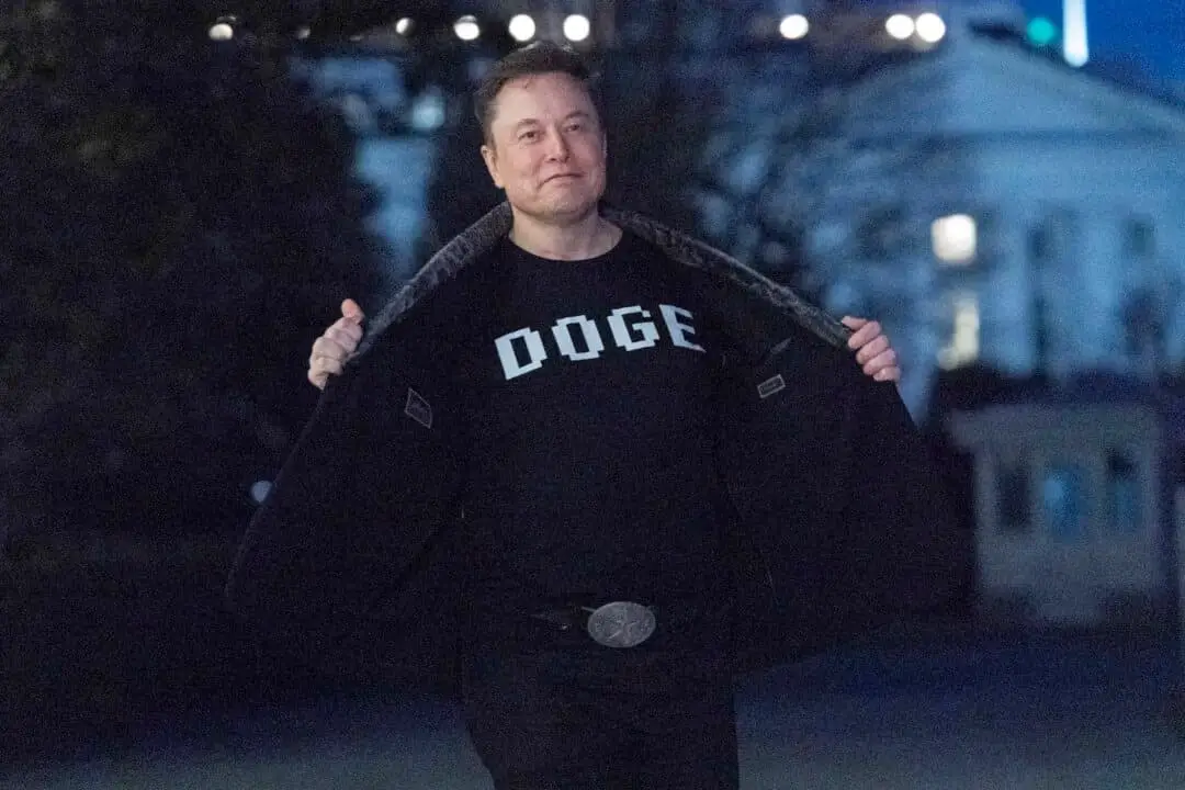 Elon Musk muestra su camiseta con la inscripción "DOGE" a los medios de comunicación mientras camina por el jardín sur de la Casa Blanca en Washington el 9 de marzo de 2025. (José Luis Magana/AP Photo)