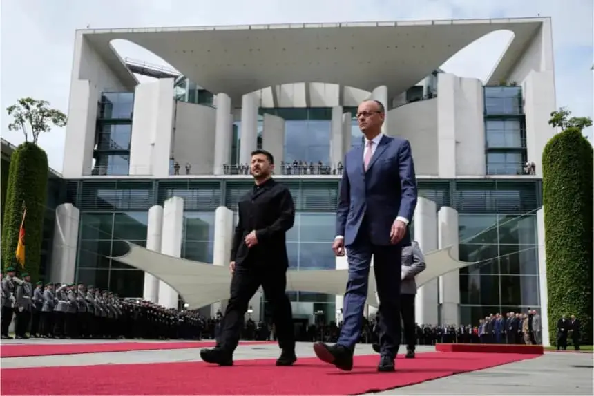 El canciller alemán, Friedrich Merz (d), da la bienvenida al presidente ucraniano, Volodimir Zelenski, durante una recepción militar oficial en la cancillería en Berlín el 28 de mayo de 2025. (Markus Schreiber/AP Photo)