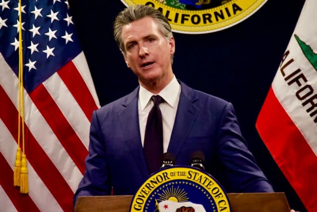 El gobernador de California, Gavin Newsom, anuncia miles de millones de dólares en recortes de gastos durante su conferencia de prensa sobre la revisión del presupuesto de mayo, en el Capitolio de Sacramento, el 10 de mayo de 2024. (Travis Gillmore/The Epoch Times)