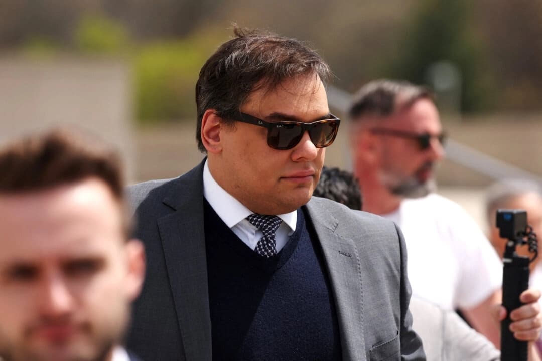 George Santos, expulsado de la Cámara de Representantes de los Estados Unidos, se marcha tras la sentencia por cargos de corrupción criminal en la Corte Federal de Central Islip, en Central Islip, Nueva York, el 25 de abril de 2025. (Shannon Stapleton/Reuters)
