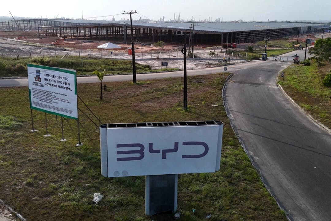 Las obras de la fábrica de vehículos eléctricos de BYD en la ciudad de Camacari, en el estado de Bahía (Brasil), el 9 de enero de 2025. (Joa Souza/Reuters)