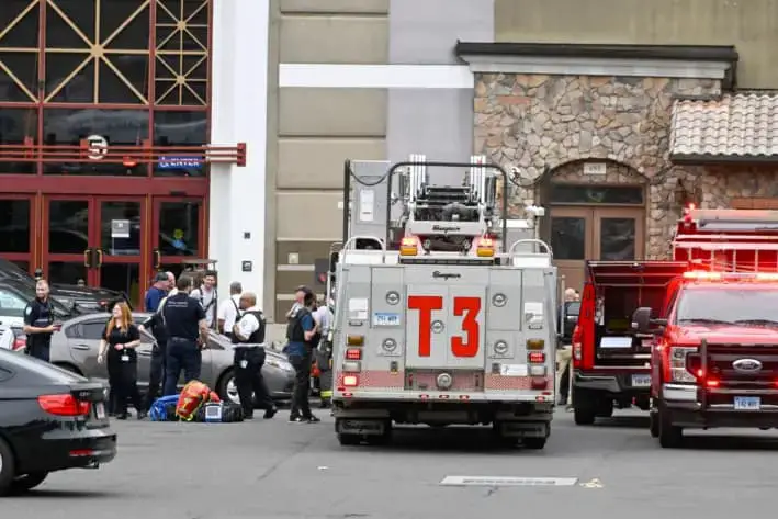 La policía de Waterbury y los servicios de emergencia en Brass Mill Center, donde varias personas fueron baleadas el martes por la tarde, en Waterbury, Connecticut, el 27 de mayo de 2025. (Jim Shannon/Hearst Connecticut Media vía AP)