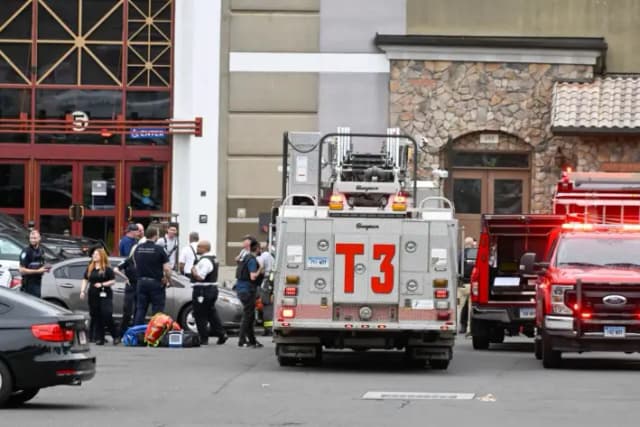 La policía de Waterbury y los servicios de emergencia en Brass Mill Center, donde varias personas fueron baleadas el martes por la tarde, en Waterbury, Connecticut, el 27 de mayo de 2025. (Jim Shannon/Hearst Connecticut Media vía AP)