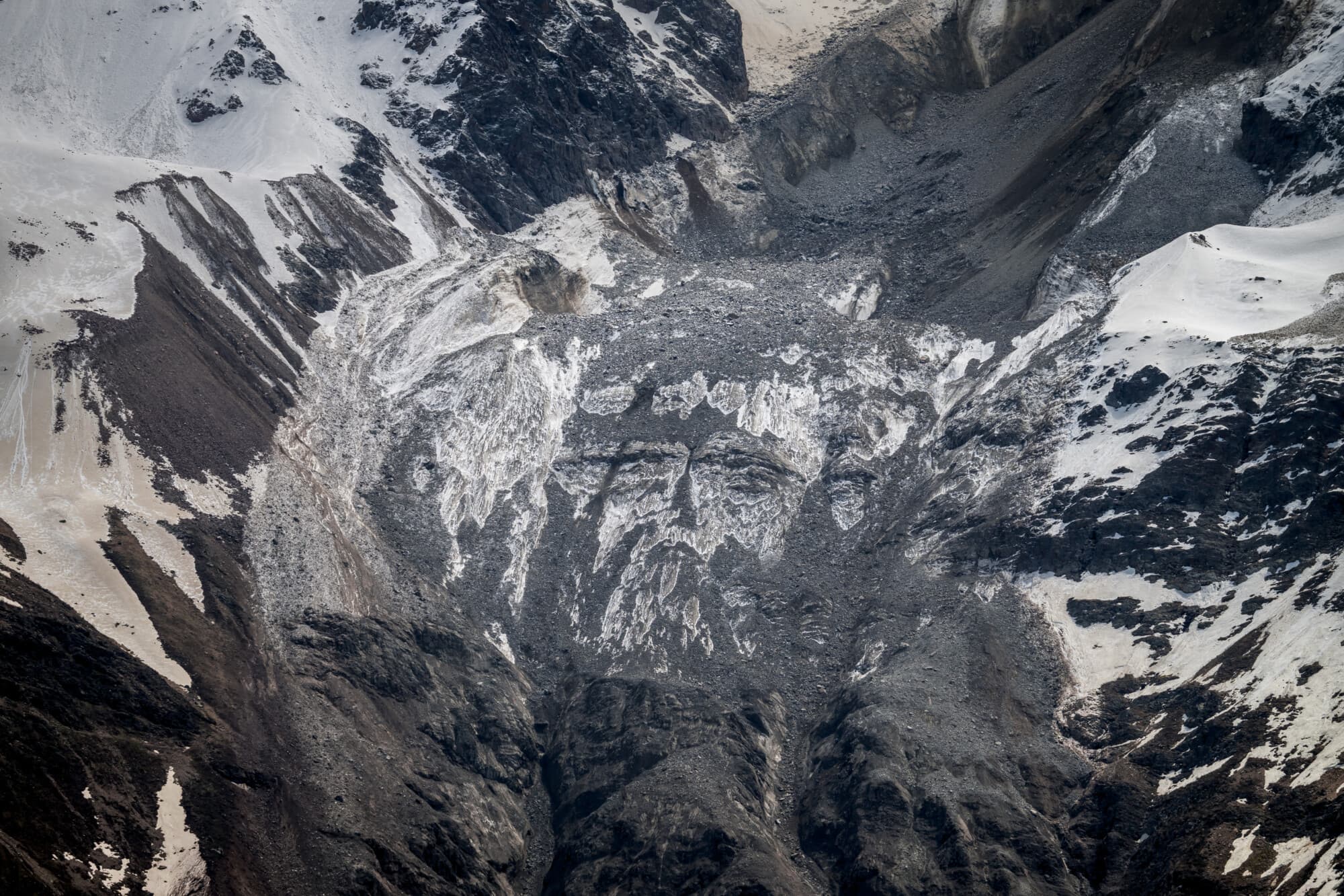 Esta fotografía tomada sobre Wiler muestra lo que queda del enorme glaciar Birch, que se derrumbó el día anterior y destruyó la pequeña aldea evacuada de Blatten, en los Alpes suizos, el 29 de mayo de 2025. El 28 de mayo, el glaciar Birch, en la región suiza de Wallis, se derrumbó, lanzando toneladas de rocas, hielo y pedregales por la ladera de la montaña hacia el valle. La avalancha destruyó en gran parte la aldea de Blatten, que tenía 300 habitantes y fue evacuada la semana pasada debido al peligro inminente. (Foto de FABRICE COFFRINI / AFP) (Foto de FABRICE COFFRINI/AFP a través de Getty Images)
