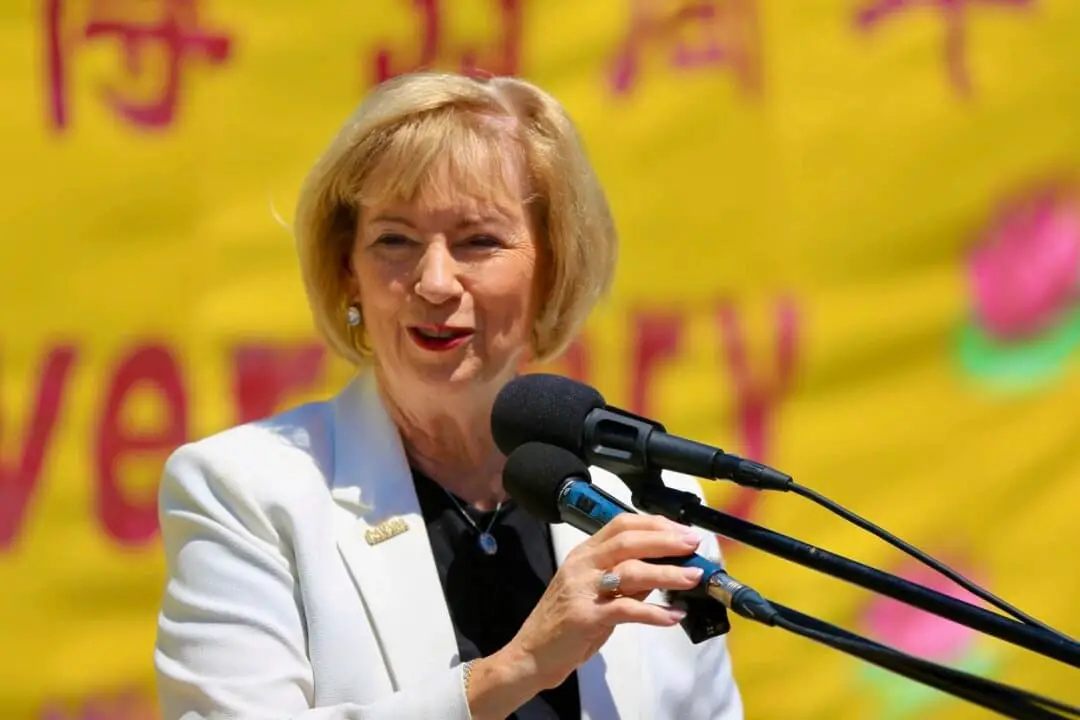 La diputada liberal Judy Sgro habla durante las celebraciones del Día Mundial de Falun Dafa en la Colina del Parlamento en Ottawa, el 28 de mayo de 2025. Sgro dio la bienvenida a los practicantes de Falun Dafa a la Colina del Parlamento en nombre del primer ministro Mark Carney y del gobierno liberal. (Jonathan Ren/The Epoch Times).