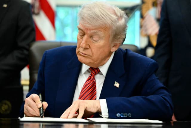 Juez impide que Admón. Trump suspenda programas de libertad condicional para migrantes de la era Biden