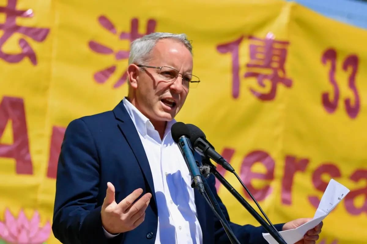 Mike Duggan, concejal de la ciudad de Gatineau, habla durante las celebraciones del Día Mundial de Falun Dafa en la Colina del Parlamento en Ottawa, el 28 de mayo de 2025. (Jonathan Ren/The Epoch Times).