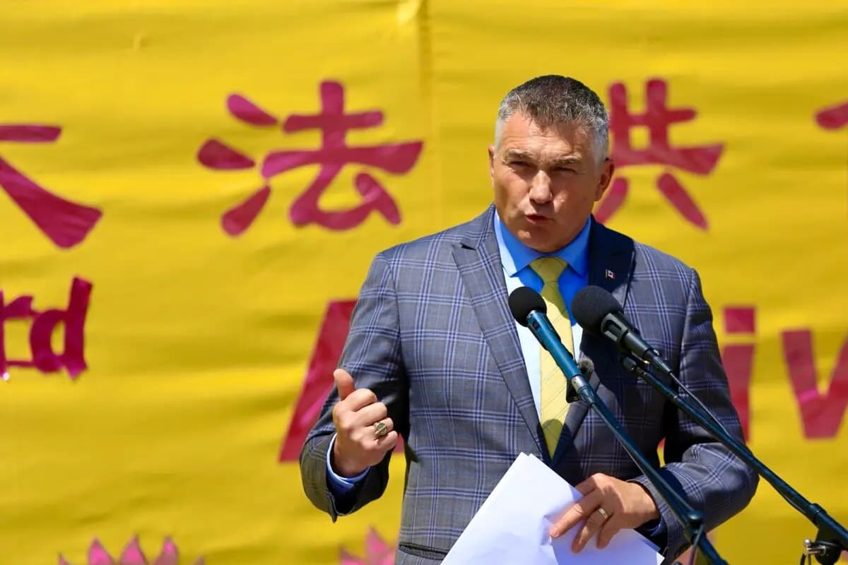 El diputado conservador James Bezan habla durante las celebraciones del Día Mundial de Falun Dafa en la Colina del Parlamento en Ottawa, el 28 de mayo de 2025. (Jonathan Ren/The Epoch Times).
