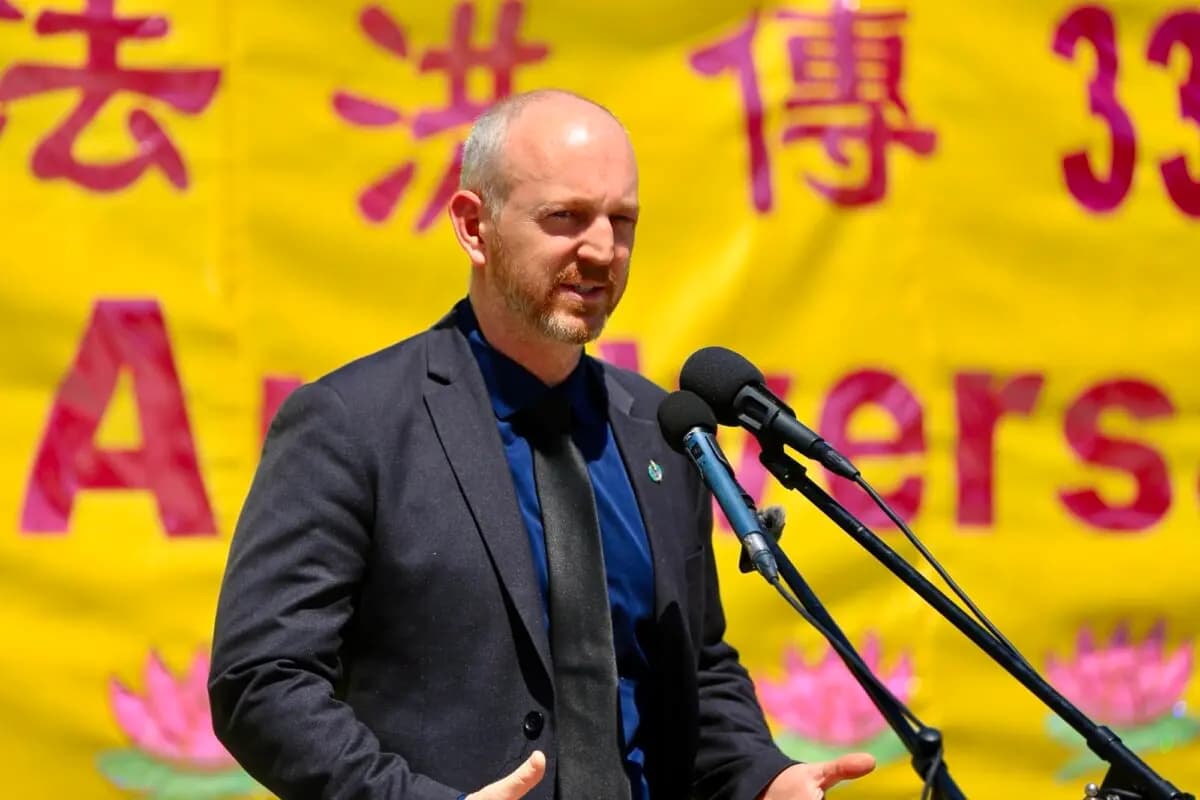 El diputado conservador Michael Guglielmin habla durante las celebraciones del Día Mundial de Falun Dafa en Parliament Hill, Ottawa, el 28 de mayo de 2025. (Jonathan Ren/The Epoch Times).