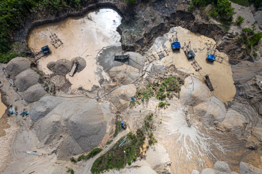 Fotografía aérea de dragas en una zona de extracción ilegal de oro en el departamento de Madre de Dios, en la Amazonía peruana sureste, el 31 de mayo de 2024. (Ernesto Benavides/AFP vía Getty Images)