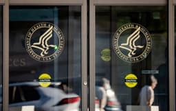 El HHS insta a proveedores médicos y a estados a revisar prácticas de atención a la disforia de género