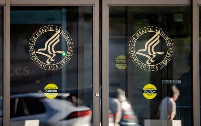 El HHS insta a proveedores médicos y a estados a revisar prácticas de atención a la disforia de género